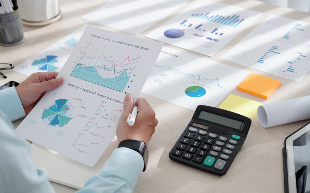 Diferența dintre media mobilă exponențială și media mobilă simplă